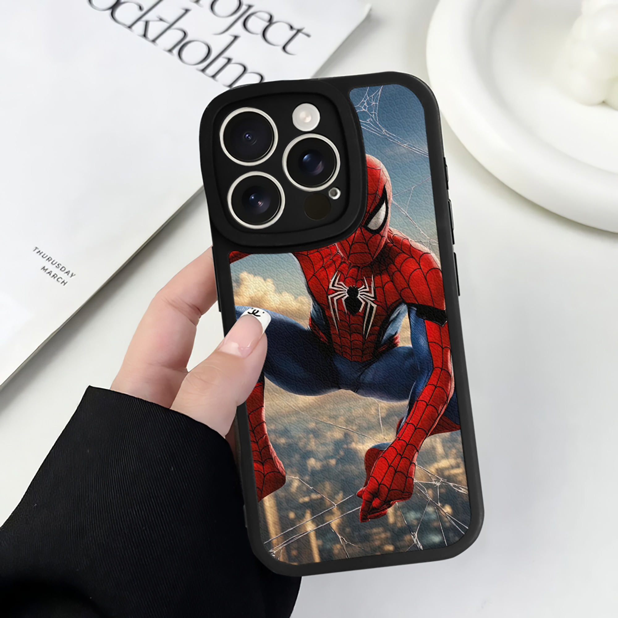 Spider Man スパイダーマン 【iPhone 16シリーズ対応】シリコンスマホケース（レザー調） 材質：シリコン